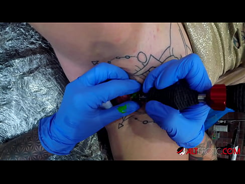 ❤️ Estremamente tatuato hottie Sully Savage ottenuto un tatuaggio sul suo clitoride ❤ Solo pornoal it.rionews.top ❌️❤
